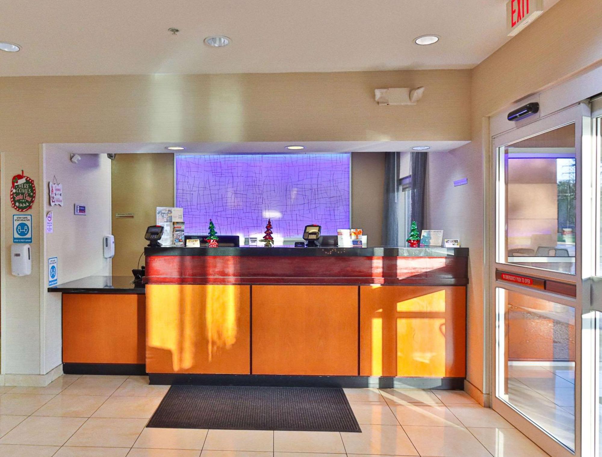 Comfort Inn & Suites Westfield Exterior photo