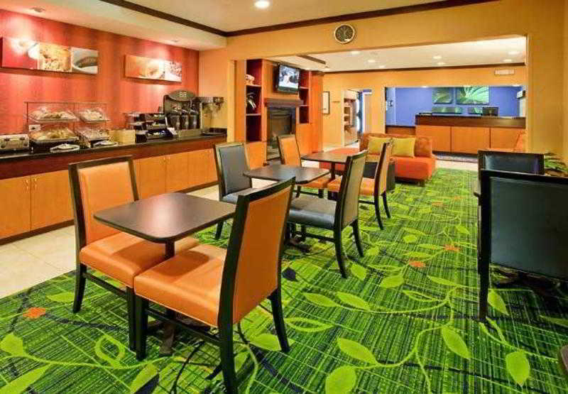 Comfort Inn & Suites Westfield Restaurant photo